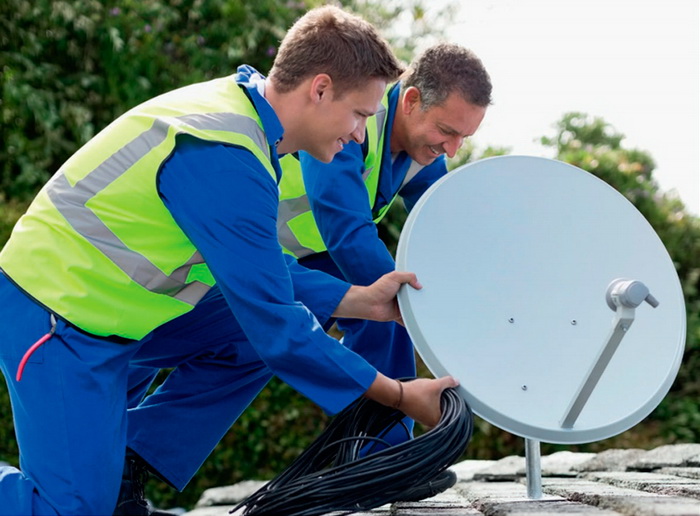 instalacja anteny satelitarnej na dachu